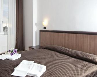 Hotel Chopin - Genoa - Bedroom