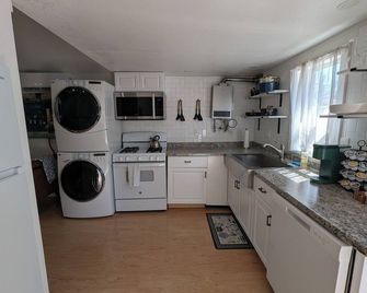 Willamette Cottage - Salem - Kitchen