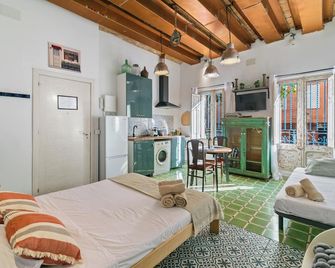 Estudios a 10' caminando de la playa y a 20' de Barcelona Centro - Sant Adrià de Besòs - Habitación