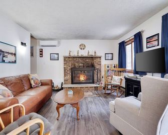 Lakefront Cabin w/ Private Beach, Dock, AC, 4 Boats, Sauna - Tobyhanna - Living room