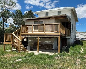 This house is a 4 bedroom(s), 3 bathrooms, located in Fort Pierre, SD. - Fort Pierre - Gebäude