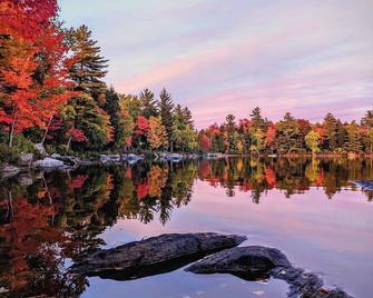 Luxurious Waterfront with Mountain Views - Tupper Lake - Vista del exterior