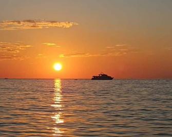 B. Apart Hotel - Coxen Hole