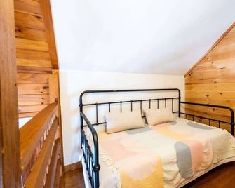 Quiet Cabin On Over 12 Acres Of Woods! - Becket