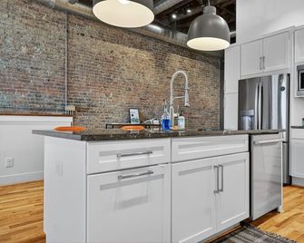 Luxury Loft Dwtn | Whiskey Trail + River + Lake - Fayetteville - Kitchen