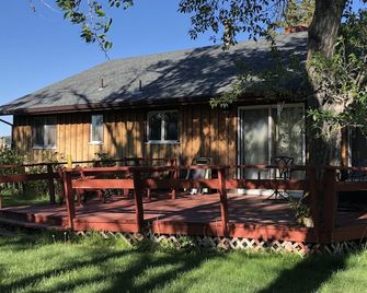 Quiet country home with large yard. - Bynum - Patio