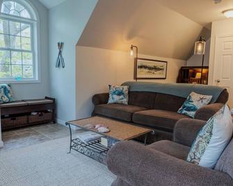 12 mins from Beach - Immaculate Intimate Retreat! - Vineyard Haven - Wohnzimmer