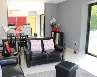 Casa Do Prado Guest House - Vila Real - Wohnzimmer