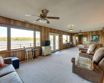 Riverfront Fulton Vacation Rental with Deck and Grill! - Fulton - Sala de estar