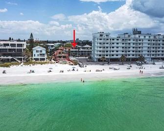 Treasure Island Beach condo steps from the beach - Saint Pete Beach - Beach