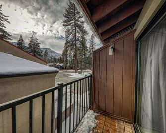 Cozy Studio #226 at Donner Lake Village - Truckee - Balcón