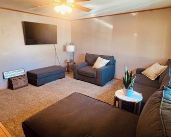 Brothers lake drive cottage - Shawano - Living room