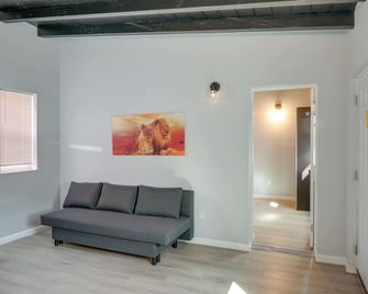 6 Mi to Hiking: Apartment in Frazier Park - Frazier Park - Living room