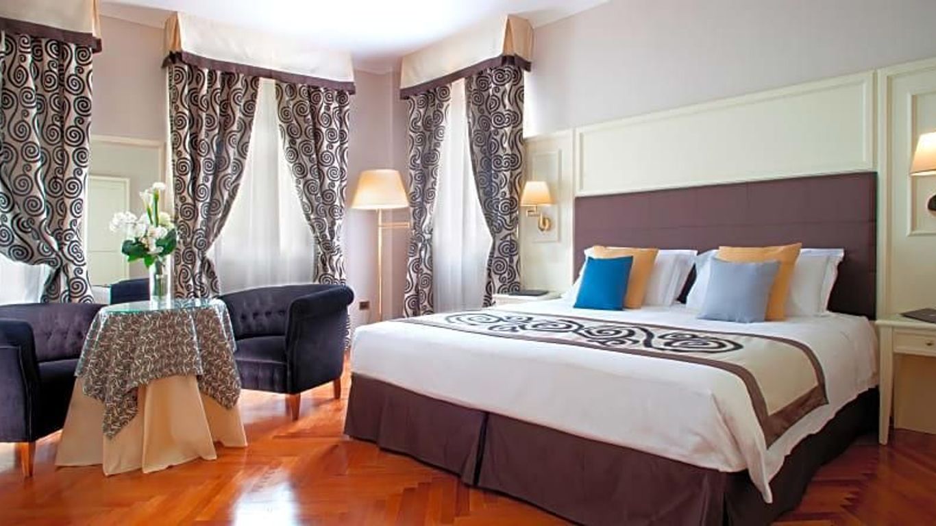 加爾多里維艾拉內大酒店 - 加爾多內湖岸