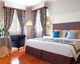 Grand Hotel Gardone - גארדונה ריביירה - חדר שינה