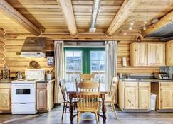 Log Cabin with Amazing Mountain & Lake Views (allergy-friendly) - Carcross - Kitchen