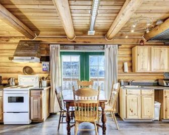 Log Cabin with Amazing Mountain & Lake Views (allergy-friendly) - Carcross - Cocina