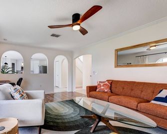 Spacious 4+1 bedroom house in Sanford with fast WiFi, A/C, & sleeping up to 12! - Sanford - Huiskamer