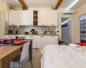 Enzo Ferrari Museum -WiFi, train station and parking - Modena - Kitchen