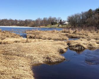 Tiny Home on Snowshoe Creek & Little Wood Lake (RV parking with power) - Grantsburg - Playa