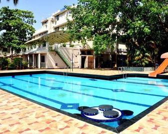 Hotel Ravi Kiran - Alibag - Piscina