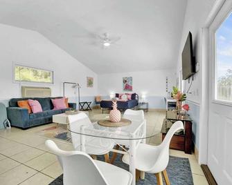 Luxe Pool Casita w Saltwater Pool 25 Min to PCB - Panama City - Dining room