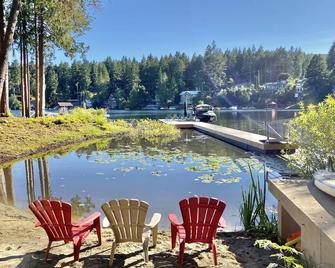 Lakefront Cottage Private & Peaceful - Shawnigan Lake - Patio