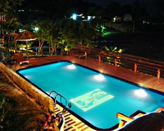 皮皮島英普景觀酒店 - 甲米 - 游泳池