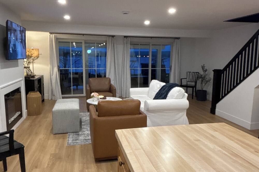 Lakefront Contemporary Cottage. Chautauqua Lake 3 Bed 2 Bath Home Sleeps 10! - Jamestown - Huiskamer