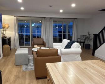 Lakefront Contemporary Cottage. Chautauqua Lake 3 Bed 2 Bath Home Sleeps 10! - Jamestown - Huiskamer