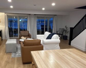 Lakefront Contemporary Cottage. Chautauqua Lake 3 Bed 2 Bath Home Sleeps 10! - Jamestown - Huiskamer