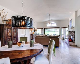 Country Club Home 2 BR, 2 BA and Den about 1 Mi to Golf - Borrego Springs - Dining room