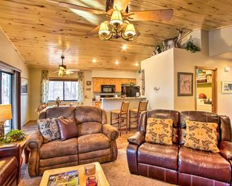 3 Mi to Fool Hollow Lake Romantic Show Low Cabin - Show Low - Living room