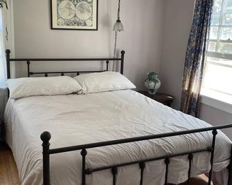 The Artist's Getaway - Lockport - Bedroom