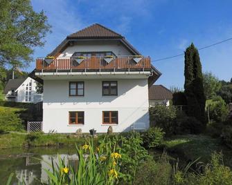 Cosy apartment with private garden in Brachthausen in the Sauerland - Kirchhundem - Gebäude