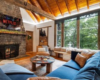 1948 Pocono Retreat Speakeasy & Game Room - Lake Harmony - Wohnzimmer