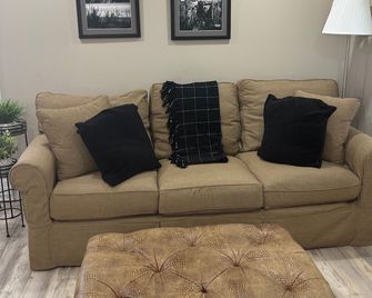 Ridgefield Cottage: Walk to Town & Movie Theater! - Ridgefield - Living room