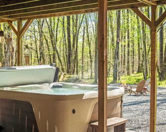 Atlas Point Lodge Sauna, Fireplaces, Kayaks, Lakes + Pet-friendly Yard - Mt Pocono