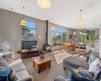 The Perch - Turangi Holiday Home - Turangi - Huiskamer