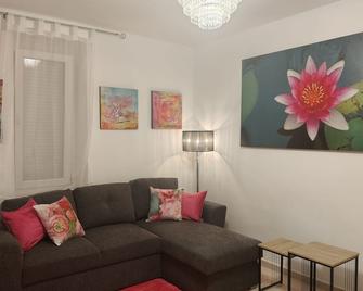 Express To Go Apartment - Szeged - Living room