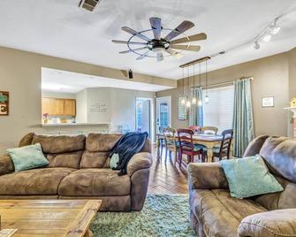 Perfect Wylie Getaway Mins to Historic Downtown! - Wylie - Living room