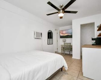 Cozy MiniStudio with Queen Bed Coffee - Cypress - Bedroom