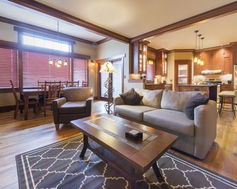 Charming Downtown Frankfort Condo overlooking Betsie Bay - Frankfort - Living room