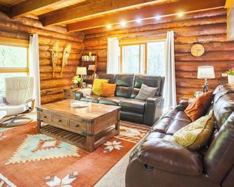 Moose Lodge Cabin , chalet & apartment , & 2 Hot tubs ! Sleeps 23 - Eagle River - Living room