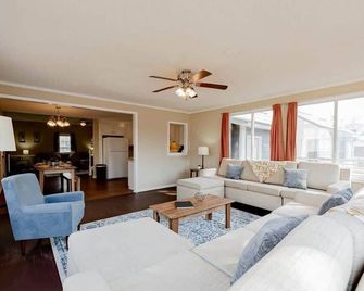 Breeze on Inn- Mins to Ft Jackson - Columbia - Living room