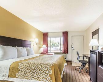 Days Inn by Wyndham South Fort Worth - Fort Worth - Bedroom
