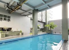 High Livin Apartment Asia Afrika - Băng-đung - Bể bơi