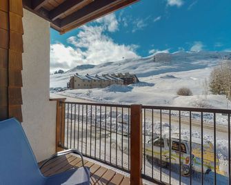 2nd-floor mountain-view condo with sauna, balcony, kitchen - walk to lifts - Crested Butte - Balcony