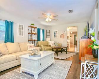 Charming Winter Park Fully Furnished & Pet Friendly Farmhouse Bungalow - Winter Park - Living room
