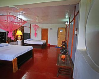 Safari Village Hotel - Hettipola - Bedroom